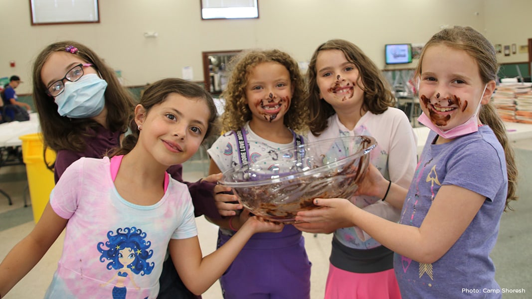 girls baking