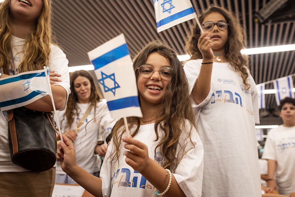 Children waving Israeli flags