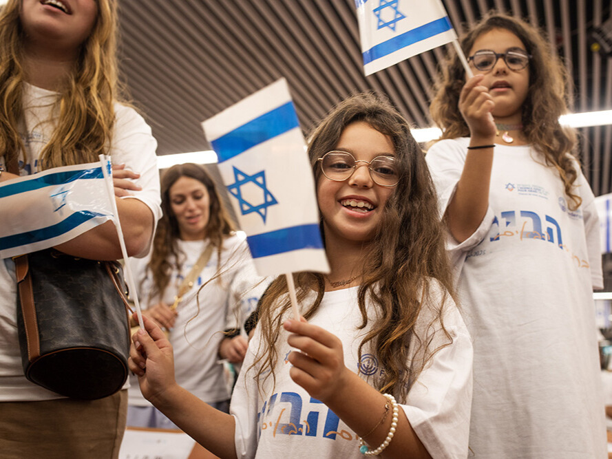 Children waving Israeli flags